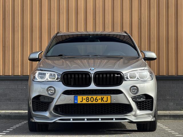 BMW X5 M | 576 PK! | Maxton | Carbon | 21" Lichtmetaal | Leder | Elektrische Trekhaak | Camera | Lane Assist | Dodehoeksensor | Harman & Kardon | Head-Up Display | Sfeerverlichting |