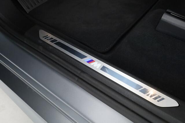 BMW X5 xDrive50e M Sport Frozen pure Grey | Skylounge | Soft Close | Achterasbesturing | 360cam | B&W Aduio | 22'' | Stoelvent. | Carbon | Luchtvering
