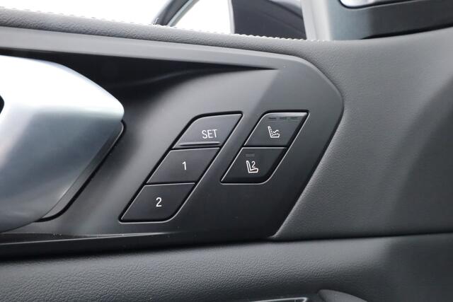 BMW X5 xDrive50e M Sport Frozen pure Grey | Skylounge | Soft Close | Achterasbesturing | 360cam | B&W Aduio | 22'' | Stoelvent. | Carbon | Luchtvering