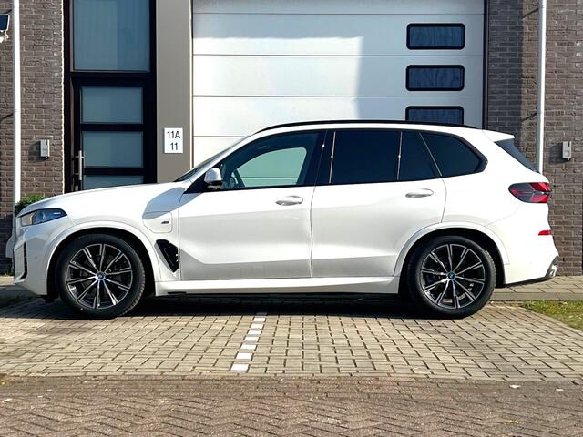 BMW X5 xDrive50e High Executive M Sport / Achteras besturing / Head-UP / Panodak / Luchtvering / Soft Close / Harman-Kardon / Trekhaak / Park Assist Prof / Individual Leder Merino / Zwarte Hemel / 1e Eigenaar!
