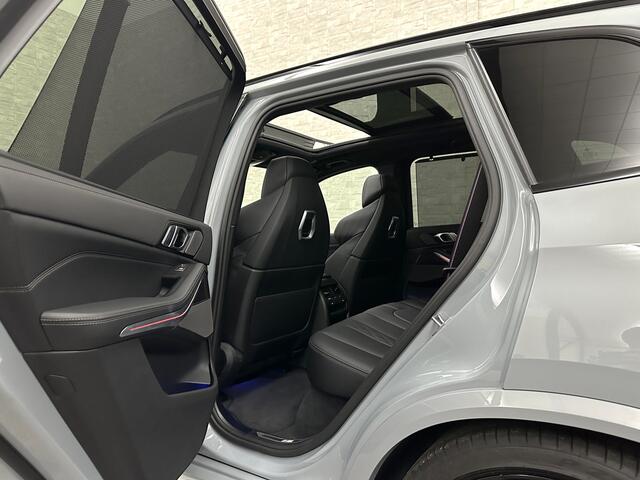 BMW X5 50e M-Sport Pro | M-Performance Stoelen | Achterasbesturing | Carbon | ACC | Panorama | 360 Camera | Soft-Close | Head-Up | M-Gordels | Trekhaak | Harman-Kardon | 22 inch | Individual Leder | Stoelventilatie | Stoelverwarming V+A | Keyless-Entry | Memory 