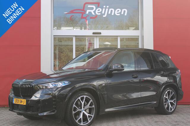 BMW X5 xDrive50e 490PK M-SPORT | PANORAMA SCHUIF/KANTEL DAK "SKY LOUNGE" | COMFORT STOELEN ELEKTRISCH VERSTELBAAR MET GEHEUGENFUNCTIE EN VERWARMBAAR VOOR EN ACHTER | LEDEREN BEKLEDING BMW INDIVIDUAL ZWART | EDELHOUT INTERIEURLIJSTEN | RIJASSISTENT-SYSTEEM DRIVIN