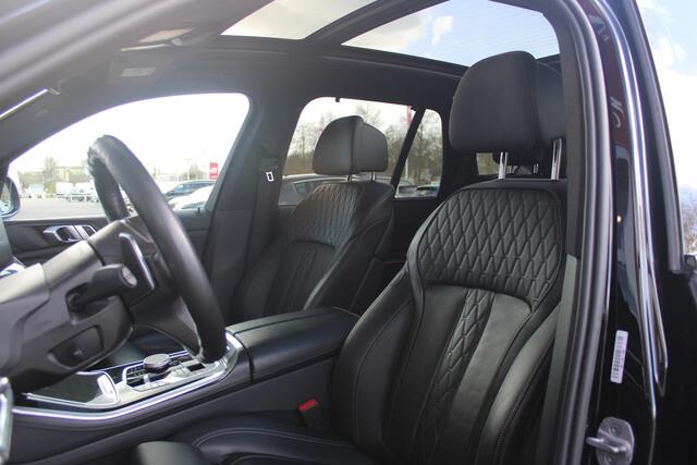 BMW X5 xDrive50e 490PK M-SPORT | PANORAMA SCHUIF/KANTEL DAK "SKY LOUNGE" | COMFORT STOELEN ELEKTRISCH VERSTELBAAR MET GEHEUGENFUNCTIE EN VERWARMBAAR VOOR EN ACHTER | LEDEREN BEKLEDING BMW INDIVIDUAL ZWART | EDELHOUT INTERIEURLIJSTEN | RIJASSISTENT-SYSTEEM DRIVIN