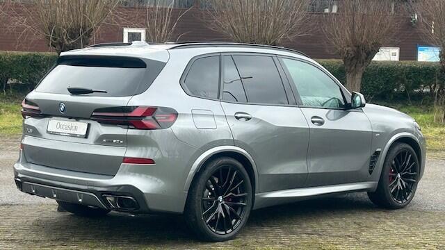 BMW X5 xDrive50e M SPORTPAKKET, FULL OPTIONS!! LUCHTVERING, NAVIGATIE PREMIUM, APPLE CARPLAY, NAPPA LEDER, STOEL EN ACHTERBANK VERWARMING, HEAD-UP DISPLAY, ELEC. PANORAMADAK, ELEC. WEGKLAPBARE TREKHAAK, 22" M-SPORT L/M VELGEN, ENZ. ENZ. NIEUWPRIJS ¤131.000,-!!