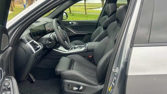 BMW X5 xDrive50e M SPORTPAKKET, FULL OPTIONS!! LUCHTVERING, NAVIGATIE PREMIUM, APPLE CARPLAY, NAPPA LEDER, STOEL EN ACHTERBANK VERWARMING, HEAD-UP DISPLAY, ELEC. PANORAMADAK, ELEC. WEGKLAPBARE TREKHAAK, 22" M-SPORT L/M VELGEN, ENZ. ENZ. NIEUWPRIJS ¤131.000,-!!