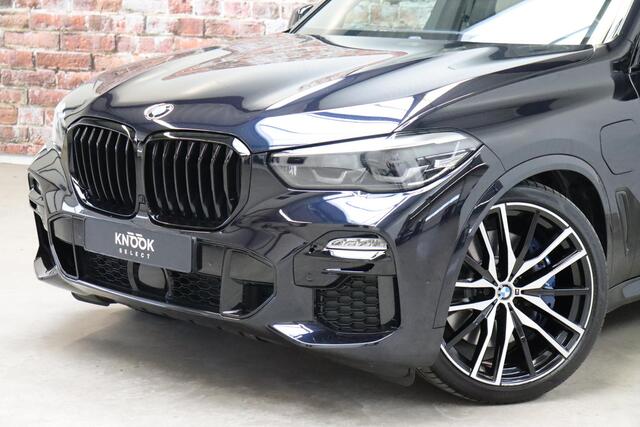 BMW X5 xDrive45e High Executive M Sport Pakket Automaat / Live Cockpit Professional / Head-Up Display / Driving Assistant Professional / Warmtecomfortpakket / Stoelventilatie / Luchtvering / 22 Inch / Panoramadak / M Sportremsysteem / Adaptieve LED-koplamp / Com