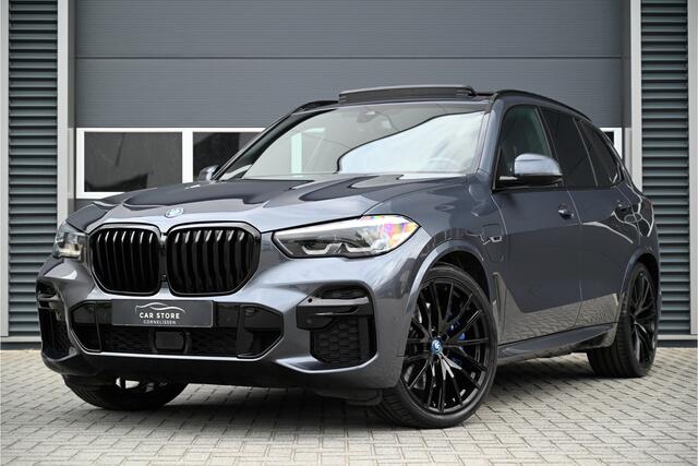 BMW X5 xDrive45e M-SPORT / PANO / TREKHAAK / MEMORY / 22" / DEALERONDERHOUDEN / ARCTIC GREY / TOPSTAAT