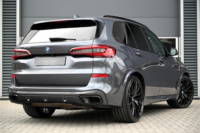 BMW X5 xDrive45e M-SPORT / PANO / TREKHAAK / MEMORY / 22" / DEALERONDERHOUDEN / ARCTIC GREY / TOPSTAAT