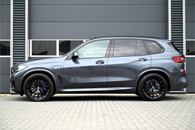 BMW X5 xDrive45e M-SPORT / PANO / TREKHAAK / MEMORY / 22" / DEALERONDERHOUDEN / ARCTIC GREY / TOPSTAAT