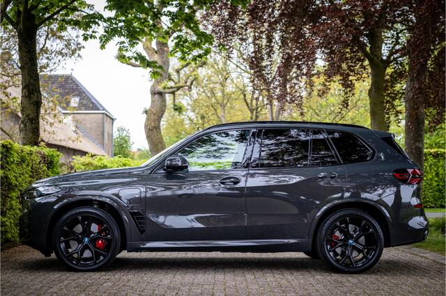 BMW X5 xDrive50e M Sport Pro Dravitgrau Individual Sky Lounge Soft Close Vierwielbesturing