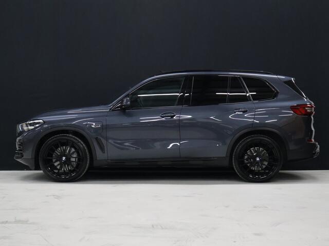 BMW X5 xDrive45e High Executive [SCHUIFKANTELDAK, APPLE CARPLAY, HEAD-UP, LUCHTVERING, MEMORY SEATS, 360 CAMERA, STOELVERWARMING, DRAADLOOS LADEN, VERWARMDE/GEKOELDE BEKERHOUDERS, ADAPTIVE CRUISE, NIEUWSTAAT]
