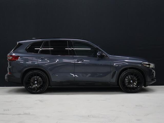 BMW X5 xDrive45e High Executive [SCHUIFKANTELDAK, APPLE CARPLAY, HEAD-UP, LUCHTVERING, MEMORY SEATS, 360 CAMERA, STOELVERWARMING, DRAADLOOS LADEN, VERWARMDE/GEKOELDE BEKERHOUDERS, ADAPTIVE CRUISE, NIEUWSTAAT]