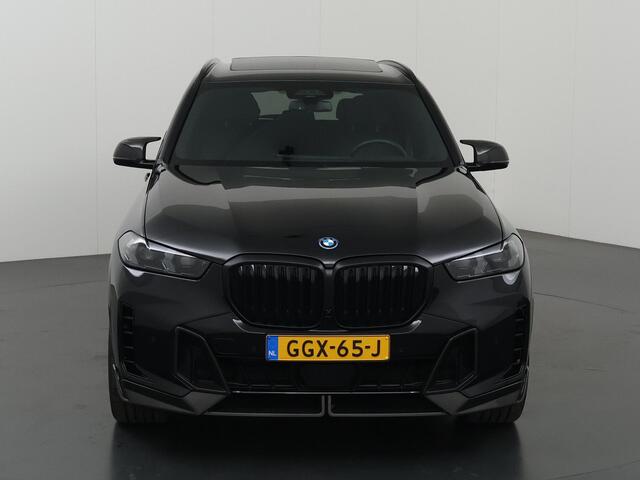 BMW X5 xDrive50e | M-Pakket Pro | Iconic Glow | Carbon in en exterieurpakket | Alcantara Hemel | Travel Pakket | Innovation Pack | Comfort-Pakket Plus | Comfort stoelen | Stoelverwarming/Koeling | SoftClose | 22" Lichtmetalen Jet Black | Fabrieksgarantie tot 08-