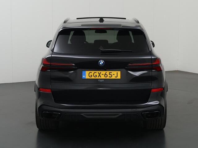 BMW X5 xDrive50e | M-Pakket Pro | Iconic Glow | Carbon in en exterieurpakket | Alcantara Hemel | Travel Pakket | Innovation Pack | Comfort-Pakket Plus | Comfort stoelen | Stoelverwarming/Koeling | SoftClose | 22" Lichtmetalen Jet Black | Fabrieksgarantie tot 08-