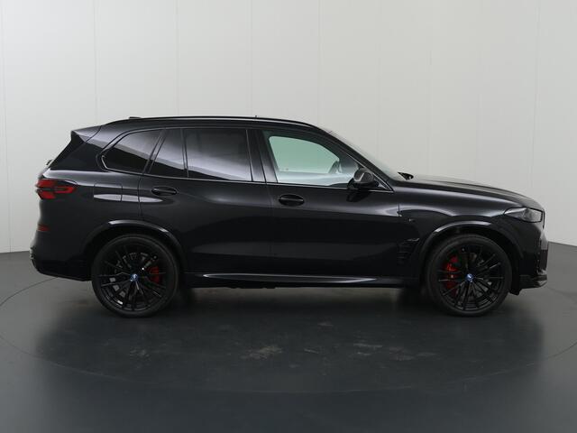 BMW X5 xDrive50e | M-Pakket Pro | Iconic Glow | Carbon in en exterieurpakket | Alcantara Hemel | Travel Pakket | Innovation Pack | Comfort-Pakket Plus | Comfort stoelen | Stoelverwarming/Koeling | SoftClose | 22" Lichtmetalen Jet Black | Fabrieksgarantie tot 08-