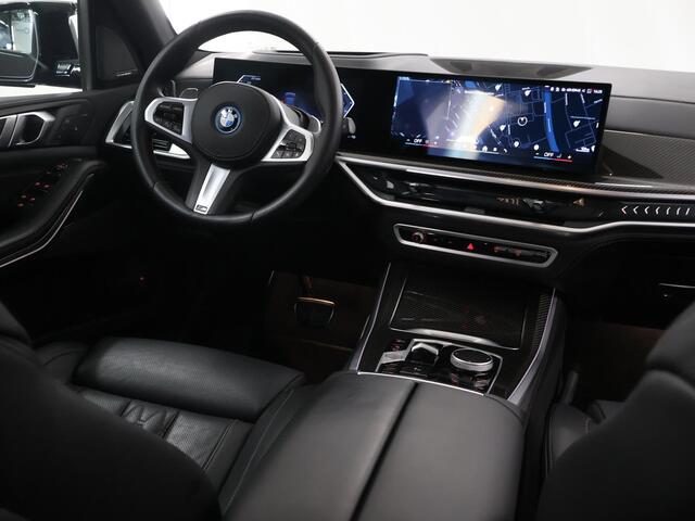 BMW X5 xDrive50e | M-Pakket Pro | Iconic Glow | Carbon in en exterieurpakket | Alcantara Hemel | Travel Pakket | Innovation Pack | Comfort-Pakket Plus | Comfort stoelen | Stoelverwarming/Koeling | SoftClose | 22" Lichtmetalen Jet Black | Fabrieksgarantie tot 08-