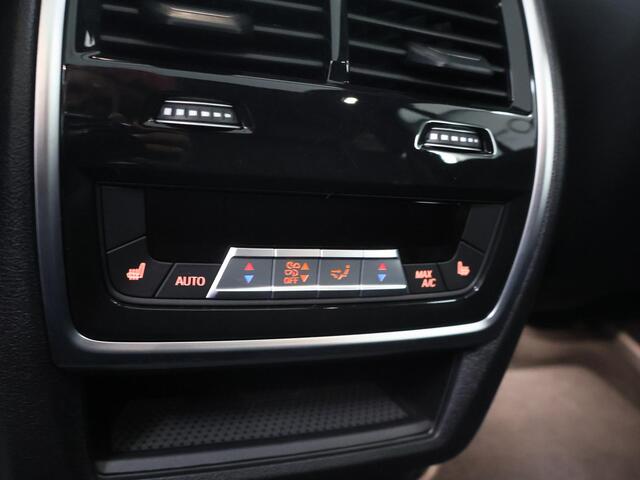 BMW X5 xDrive50e | M-Pakket Pro | Iconic Glow | Carbon in en exterieurpakket | Alcantara Hemel | Travel Pakket | Innovation Pack | Comfort-Pakket Plus | Comfort stoelen | Stoelverwarming/Koeling | SoftClose | 22" Lichtmetalen Jet Black | Fabrieksgarantie tot 08-