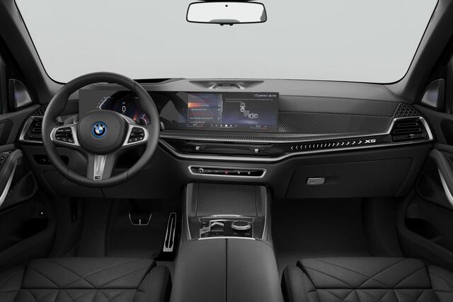 BMW X5 xDrive50e M-Sport Pro 20 Inch / Integrale Active Besturing / Comfort Acces / Soft Close / Electrische Zwenkhaak / Shadow Line koplampen / Sky Lounge / Bowers & Wilkins / Getinte Ramen / Stoelventilatie / Stoelverwarming voor & Achter / Driving Prof / Park
