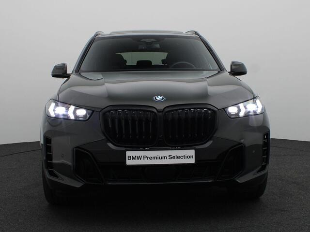 BMW X5 xDrive50e Launch Edition | M Sportpakket Pro | Travel Pack | Innovation Pack | Comfort Plus Pack | Exclusive Pack | Trekhaak | Panoramadak | M Multifunctionele voorstoelen | Driving Assistant Professional | Harman Kardon | 22''