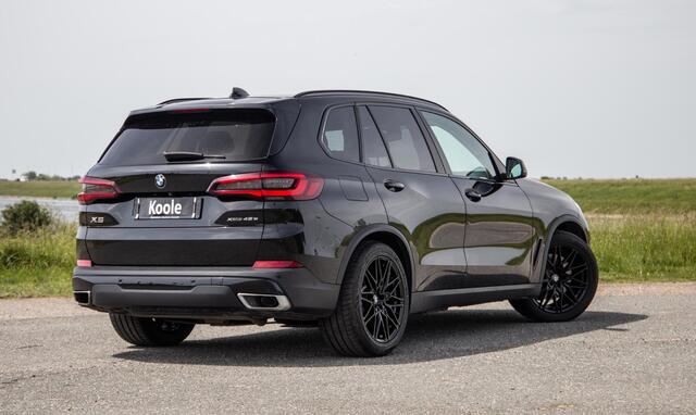 BMW X5 xDrive45e Executive CARPLAY / CAMERA / DEALER ONDERHOUDEN / LEER / STOELVERWARMING / BLACK ON BLACK