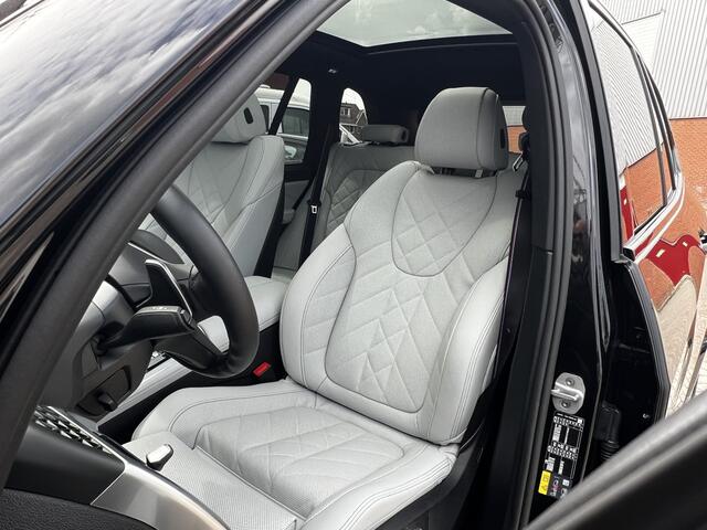 BMW X5 xDrive50e High Executive M Sport | Sky Lounge | BMW Nieren Iconic Glow | Head-UP | Panodak Sky Lounge | Luchtvering | Soft Close | Harman-Kardon | 360 Camera | Trekhaak | Park Assist Prof | Individual Leder Merino | Zwarte Hemel | 1e Eigenaar!