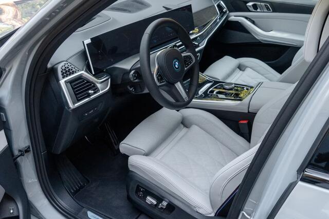 BMW X5 xDrive50e M-SPORT Pro ** LED, GRAU LEDER, NAVI+, PANORAMA, TREKH, 22-invh LMV, LUCHT ** Ex BMW - UNFALLFREI ** ** INFORMEER OOK NAAR ONZE AANTREKKELIJKE FINANCIAL-LEASE TARIEVEN **