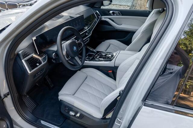BMW X5 xDrive50e M-SPORT Pro ** LED, GRAU LEDER, NAVI+, PANORAMA, TREKH, 22-invh LMV, LUCHT ** Ex BMW - UNFALLFREI ** ** INFORMEER OOK NAAR ONZE AANTREKKELIJKE FINANCIAL-LEASE TARIEVEN **