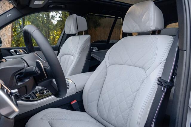 BMW X5 xDrive50e M-SPORT Pro ** LED, GRAU LEDER, NAVI+, PANORAMA, TREKH, 22-invh LMV, LUCHT ** Ex BMW - UNFALLFREI ** ** INFORMEER OOK NAAR ONZE AANTREKKELIJKE FINANCIAL-LEASE TARIEVEN **