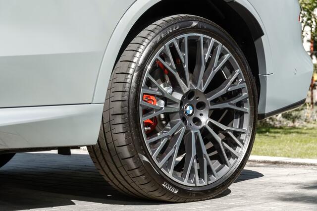 BMW X5 xDrive50e M-SPORT Pro ** LED, GRAU LEDER, NAVI+, PANORAMA, TREKH, 22-invh LMV, LUCHT ** Ex BMW - UNFALLFREI ** ** INFORMEER OOK NAAR ONZE AANTREKKELIJKE FINANCIAL-LEASE TARIEVEN **