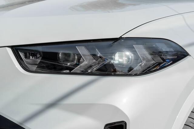 BMW X5 xDrive50e M-SPORT Pro ** LED, GRAU LEDER, NAVI+, PANORAMA, TREKH, 22-invh LMV, LUCHT ** Ex BMW - UNFALLFREI ** ** INFORMEER OOK NAAR ONZE AANTREKKELIJKE FINANCIAL-LEASE TARIEVEN **