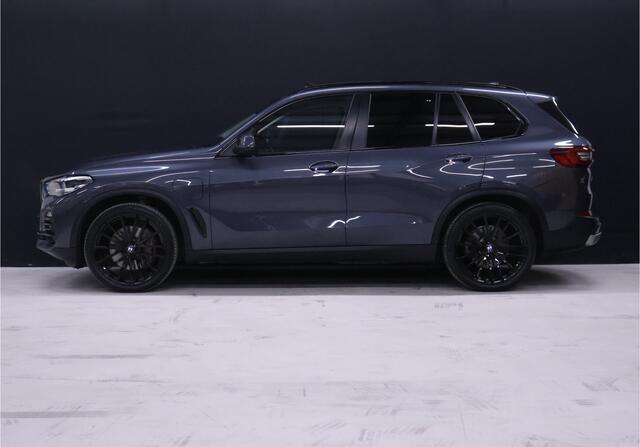 BMW X5 xDrive45e High Executive [SCHUIFDAK, HARMAN KARDON, TREKHAAK, LUCHTVERING, APPLE CARPLAY, ANDROID AUTO, MEMORY SEATS, M SPORT VELG, CAMERA, NIEUWSTAAT]