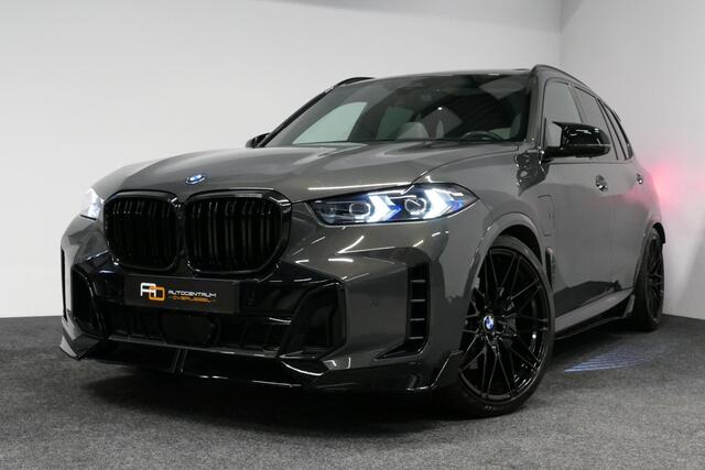 BMW X5 xDrive50e M Sport / M Bodykit / Achterasbesturing / Panoramadak / Elektr. verstelbare voorstoelen + memory / Softclose / Luchtvering / Elektr. wegklapbare trekhaak / HUD Professional / Harman Kardon Surround Sound / 22'' LMV / Ambienteverlichting / Stoelv