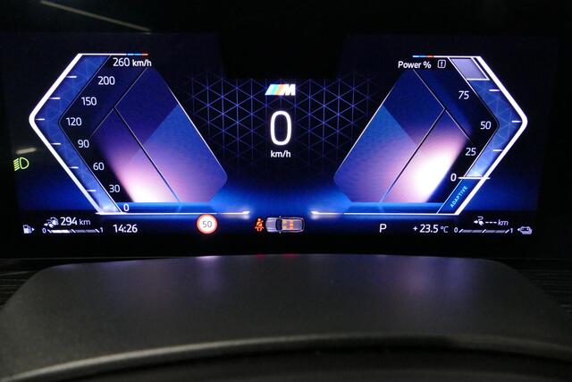 BMW X5 xDrive50e M Sport / M Bodykit / Achterasbesturing / Panoramadak / Elektr. verstelbare voorstoelen + memory / Softclose / Luchtvering / Elektr. wegklapbare trekhaak / HUD Professional / Harman Kardon Surround Sound / 22'' LMV / Ambienteverlichting / Stoelv