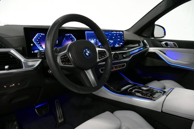 BMW X5 xDrive50e M Sport / M Bodykit / Achterasbesturing / Panoramadak / Elektr. verstelbare voorstoelen + memory / Softclose / Luchtvering / Elektr. wegklapbare trekhaak / HUD Professional / Harman Kardon Surround Sound / 22'' LMV / Ambienteverlichting / Stoelv