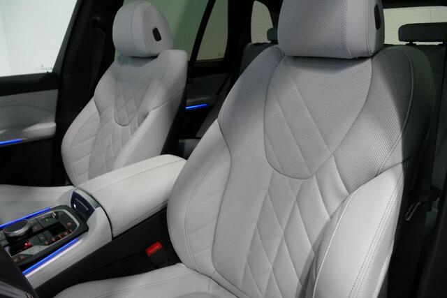 BMW X5 xDrive50e M Sport / M Bodykit / Achterasbesturing / Panoramadak / Elektr. verstelbare voorstoelen + memory / Softclose / Luchtvering / Elektr. wegklapbare trekhaak / HUD Professional / Harman Kardon Surround Sound / 22'' LMV / Ambienteverlichting / Stoelv