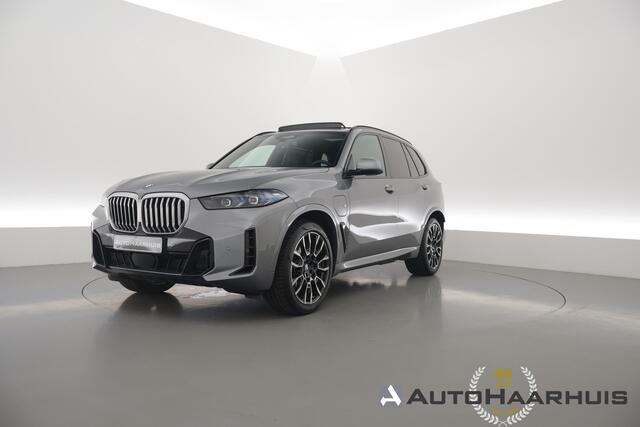 BMW X5 xDrive50e | Rijklaar! | Elek. trekhaak | Stoel+stuurverw.| Pano | HUD | Luchtvering | 360*+PDC| Harman/Kardon | Adapt. Cruise | Widescreen | Softclose | Iconic glow | 21'' V