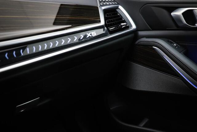 BMW X5 xDrive50e M-Sport | PANORAMADAK | HEAD UP | HOUTAFWERKING | ACHTERBANKVERWARMING | TREKHAAK | 360 CAMERA | 21"