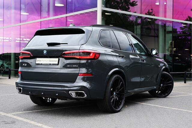 BMW X5 xDrive45e M Sport Automaat / Panoramadak Sky Lounge / Trekhaak / Laserlight / TV-Functie Plus / Comfortstoelen / Active Steering / 22"LM-velgen