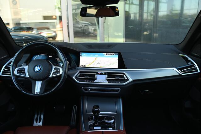 BMW X5 xDrive45e M Sport Automaat / Panoramadak Sky Lounge / Trekhaak / Laserlight / TV-Functie Plus / Comfortstoelen / Active Steering / 22"LM-velgen