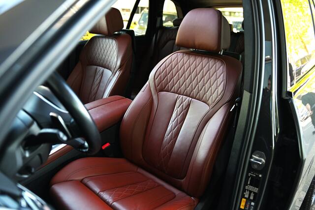 BMW X5 xDrive45e M Sport Automaat / Panoramadak Sky Lounge / Trekhaak / Laserlight / TV-Functie Plus / Comfortstoelen / Active Steering / 22"LM-velgen