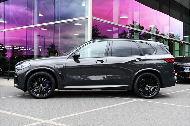BMW X5 xDrive45e M Sport Automaat / Panoramadak Sky Lounge / Trekhaak / Laserlight / TV-Functie Plus / Comfortstoelen / Active Steering / 22"LM-velgen