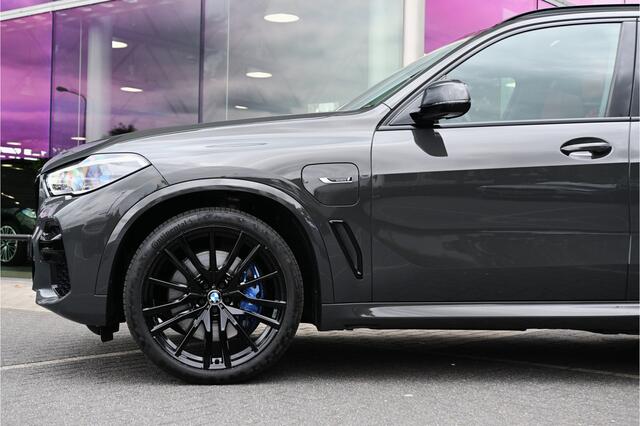 BMW X5 xDrive45e M Sport Automaat / Panoramadak Sky Lounge / Trekhaak / Laserlight / TV-Functie Plus / Comfortstoelen / Active Steering / 22"LM-velgen