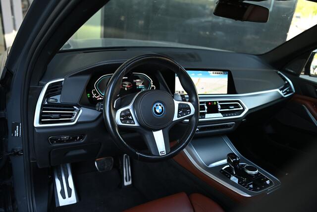 BMW X5 xDrive45e M Sport Automaat / Panoramadak Sky Lounge / Trekhaak / Laserlight / TV-Functie Plus / Comfortstoelen / Active Steering / 22"LM-velgen