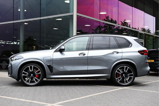 BMW X5 xDrive50e M Sport Automaat / Panoramadak / Trekhaak / Comfortstoelen / Adaptieve LED / Soft-Close / Parking Assistant Professional / Active Steering