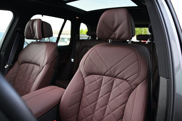 BMW X5 xDrive50e M Sport Automaat / Panoramadak / Trekhaak / Comfortstoelen / Adaptieve LED / Soft-Close / Parking Assistant Professional / Active Steering