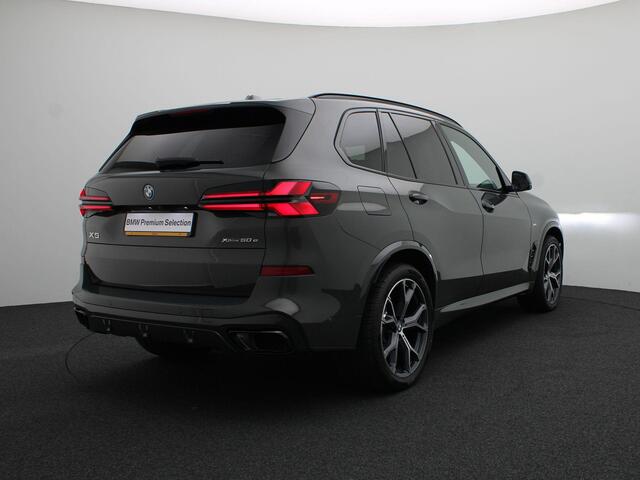 BMW X5 xDrive50e M Sportpakket Pro | Travel Pack | Innovation Pack | Comfort Pack | Integral Active Steering | Trekhaak | Panoramadak | Comfortzetels + Stoelventilatie | Driving Assistant Professional | Harman Kardon | 21''