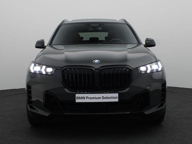 BMW X5 xDrive50e M Sportpakket Pro | Travel Pack | Innovation Pack | Comfort Pack | Integral Active Steering | Trekhaak | Panoramadak | Comfortzetels + Stoelventilatie | Driving Assistant Professional | Harman Kardon | 21''