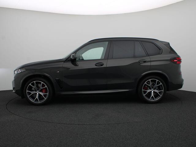 BMW X5 xDrive50e M Sportpakket Pro | Travel Pack | Innovation Pack | Comfort Pack | Integral Active Steering | Trekhaak | Panoramadak | Comfortzetels + Stoelventilatie | Driving Assistant Professional | Harman Kardon | 21''