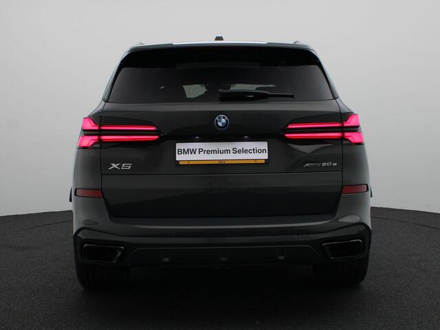BMW X5 xDrive50e M Sportpakket Pro | Travel Pack | Innovation Pack | Comfort Pack | Integral Active Steering | Trekhaak | Panoramadak | Comfortzetels + Stoelventilatie | Driving Assistant Professional | Harman Kardon | 21''