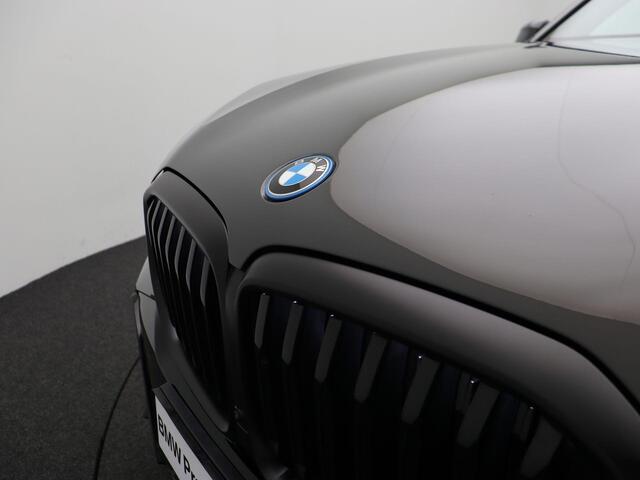 BMW X5 xDrive50e M Sportpakket Pro | Travel Pack | Innovation Pack | Comfort Pack | Integral Active Steering | Trekhaak | Panoramadak | Comfortzetels + Stoelventilatie | Driving Assistant Professional | Harman Kardon | 21''